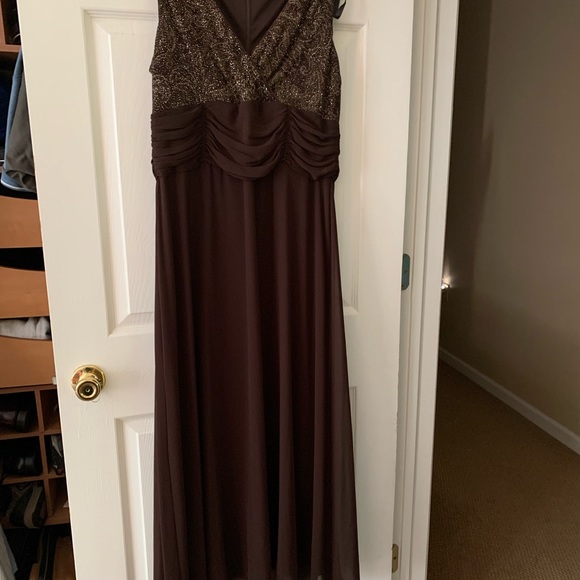 Beautiful sleeveless full length dress with long sleeve jacket. Never worn. - Picture 5 of 6